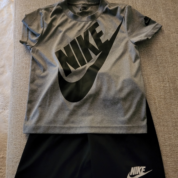 Nike Matching Short Set - Picture 2 of 3